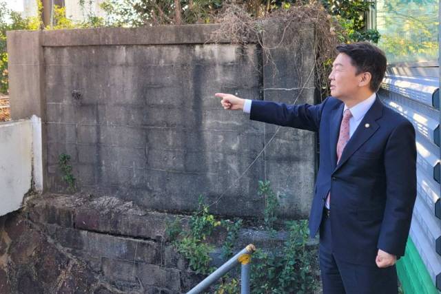 ▲국민의힘 안철수 의원이 8일 부산을 찾아 작고한 부친 고(故) 안영모 원장이 운영했던 옛 범천의원을 방문, 주변을 둘러보고 있다. ⓒ안철수 의원실