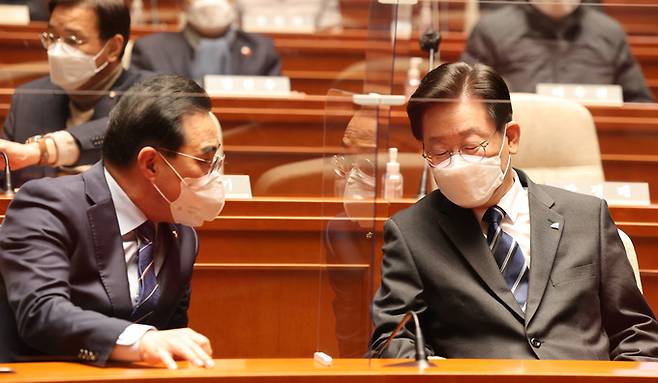 더불어민주당 이재명 대표(오른쪽)와 박홍근 원내대표가 지난 7일 국회에서 열린 의원총회에서 대화하고 있다.    연합뉴스