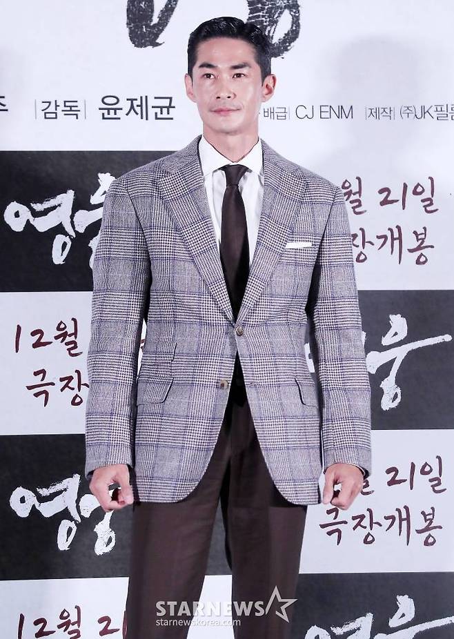 배우 배정남이 8일 오후 서울 용산구 아이파크몰 CGV에서 진행된 뮤지컬 영화 '영웅' 언론시사회 및 기자간담회에 참석해 포즈를 취하고 있다. '영웅'은 1909년 10월, 하얼빈에서 이토 히로부미를 사살한 뒤 일본 법정의 사형 판결을 받고 순국한 안중근 의사가 거사를 준비하던 때부터 죽음을 맞이하던 순간까지 잊을 수 없는 마지막 1년을 그린 영화다. 오는 21일 개봉. 2022.12.08 /사진=김창현 기자 chmt@