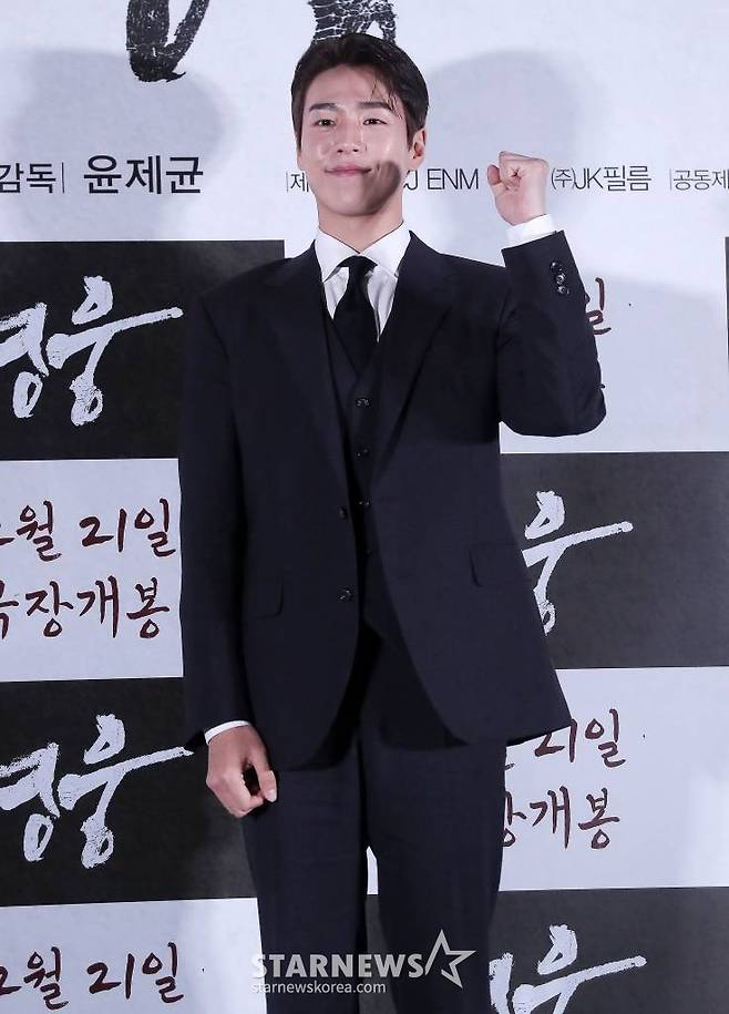 배우 이현우가 8일 오후 서울 용산구 아이파크몰 CGV에서 진행된 뮤지컬 영화 '영웅' 언론시사회 및 기자간담회에 참석해 포즈를 취하고 있다. '영웅'은 1909년 10월, 하얼빈에서 이토 히로부미를 사살한 뒤 일본 법정의 사형 판결을 받고 순국한 안중근 의사가 거사를 준비하던 때부터 죽음을 맞이하던 순간까지 잊을 수 없는 마지막 1년을 그린 영화다. 오는 21일 개봉. 2022.12.08 /사진=김창현 기자 chmt@