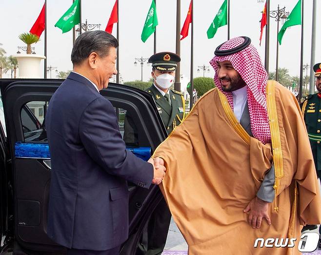 시진핑 중국 국가 주석이 8일(현지시간) 리야드에서 열린 환영식서 무함마드 빈 살만 사우디아라비아 왕세자와 악수를 하고 있다. ⓒ AFP=뉴스1 ⓒ News1 우동명 기자