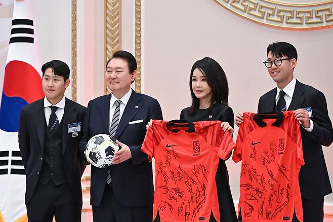 손흥민·이강인 선수에게서 축구공과 유니폼 선물받은 윤 대통령 부부<저작권자(c) 연합뉴스, 무단 전재-재배포 금지>