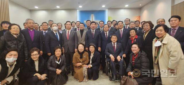국회 기도실 재개관 예배에 참석한 목회자와 국회의원, 교인들이 9일 단체 촬영을 하고 있다. 이채익 의원실 제공