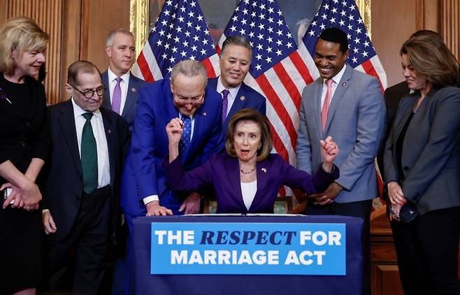 U.S. House Speaker Nancy Pelosi (D-CA) signs "The Respect for Marriage Act" alongside fellow members of Congress, during a bill enrollment ceremony on Capitol Hill, in Washington, U.S., December 8, 2022. REUTERS/Evelyn Hockstein /사진=로이터=뉴스1