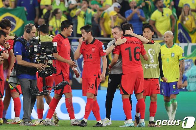 파울루 벤투 대한민국 축구대표팀 감독이 지난 5일 오후(현지시간) 카타르 도하 스타디움974에서 열린 2022 카타르 월드컵 16강 대한민국과 브라질의 경기에서 1대4로 패배한 선수들을 위로하고 있다. /사진=뉴스1