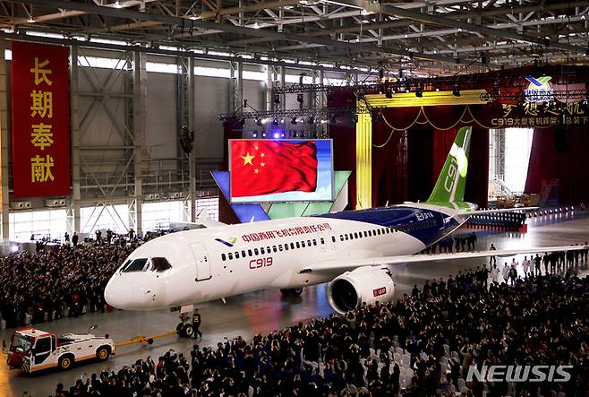 중국 둥펑(東方)항공이 9일 국영 제조업체 중국상용항공기(COMAC)가 생산한 C919 장거리 제트 여객기를 인도받았다고 중국 국영 TV가 보도했다. / 사진제공=뉴시스