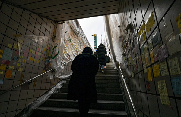 지난 4일 서울지하철 6호선 이태원역사에서 1번 출구로 올라가는 통로 좌우 벽면에 시민들이 붙여놓은 메모지와 편지가 비닐에 둘러싸여 있다. 이한결 기자