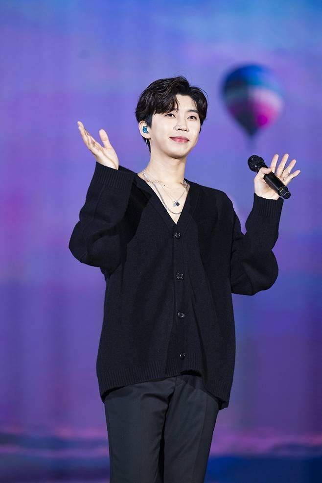 가수 임영웅이 10일 서울 구로구 고척 스카이돔에서 열린 전국투어 콘서트 ‘아임 히어로(IM HERO)’ 서울 앙코르 공연에서 무대를 선보이고 있다. 사진 제공 물고기 뮤직