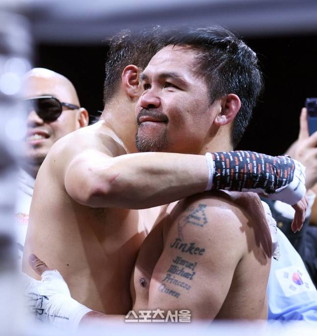 파퀴아오와 유대경이 경기가 끝난 후 포옹하고 있다. 이주상기자 rainbow@sportsseoul.com