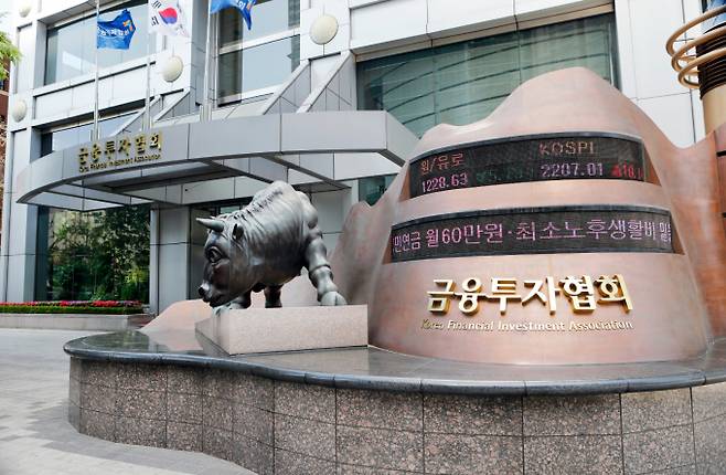 금융투자협회가 금투세 도입 여부와 관련해 유예 결정을 촉구하고 나섰다./사진=금융투자협회