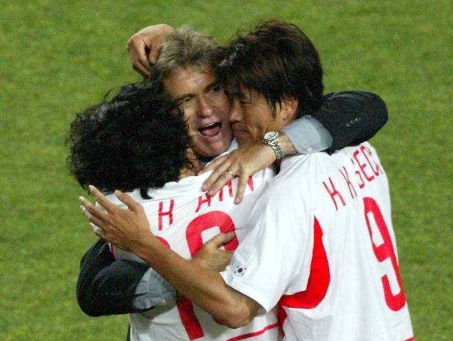 2002 한일월드컵 이탈리아전 골든골을 터트린 안정환(왼쪽)이 히딩크 감독, 설기현과 포옹을 나누고 있다. 중앙포토