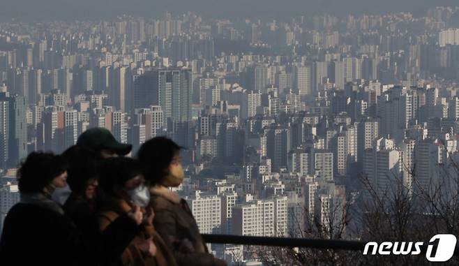 (서울=뉴스1) 송원영 기자 = 부동산 시장이 침체기를 겪으면서 아파트 매수심리가 꽁꽁 얼어붙고, 서울 아파트 월세 거래비중은 역대 최대를 기록했다. 한국부동산원에 따르면 이번주 전국 아파트 매매수급지수는 지난주(74.4)보다 1.3포인트 하락한 73.1을 기록했다. 또한 서울부동산정보광장에 따르면 12월 현재까지 서울 아파트 월세 거래량은 총 8만6천889건으로 전체 전월세 거래량(20만8천315건)의 41.7%를 차지했다. 금리 인상 여파로 전세자금대출도 어렵게 되면서 집주인은 물론 세입자까지 월세 선호 현상이 두드러진 결과다. 사진은 11일 서울 남산에서 바라본 아파트 모습. 2022.12.11/뉴스1 Copyright (C) 뉴스1. All rights reserved. 무단 전재 및 재배포 금지.