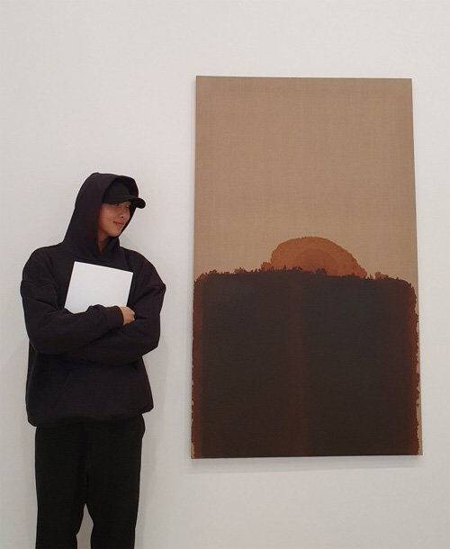 2020년 2월 미국 뉴욕 데이비드 즈워너 갤러리 윤형근 개인전을 찾은 BTS의 RM