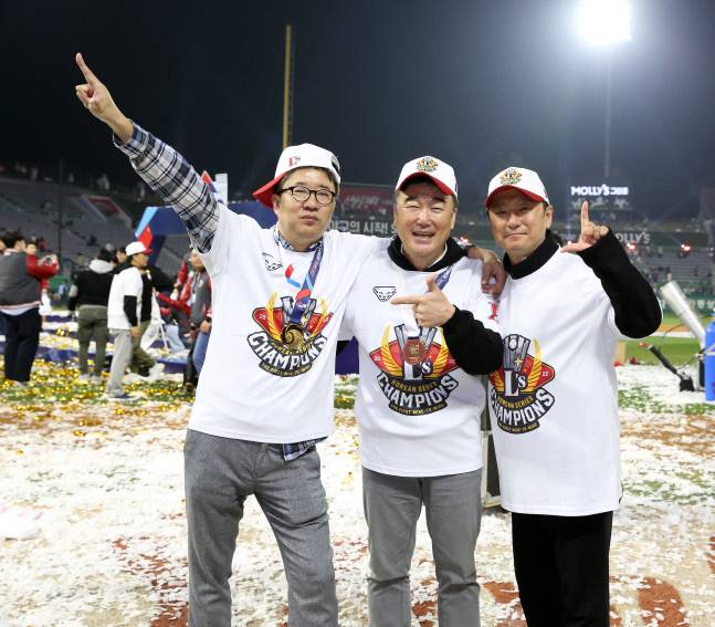 SSG 류선규 전 단장(왼쪽)이 한국시리즈 우승 직후 민경삼 대표이사(가운데) 김성룡 운영팀장과 기념촬영하고 있다. 사진제공 | SSG 랜더스