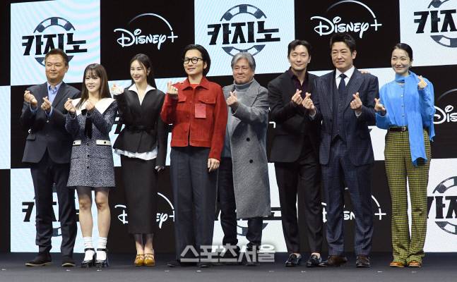 14일 서울 동대문구 JW메리어트 동대문 스퀘어호텔에서 진행된 디즈니 플러스 ‘카지노’ 제작발표회에서 배우들이 취재진을 향해 포즈를 취하고 있다. 왼쪽부터 강윤성 감독, 류현경, 손은서, 이동휘, 최민식, 손석구, 허성태, 김주령. ‘카지노’는 우여곡절 끝에 카지노의 왕이 된 한 남자가 일련의 사건으로 모든 것을 잃은 후 생존과 목숨을 걸고 게임에 복귀하는 강렬한 이야기를 그렸으며 배우 최민식, 손석구, 이동휘, 허성태, 류현경, 김주령, 손은서 등이 출연하며 강윤성 감독이 연출을 맡았다.2022. 12. 14. 박진업기자 upandup@sportsseoul.com