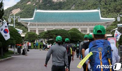 (서울=뉴스1) 김진환 기자 = 청와대가 국민의 품으로 돌아온 지 100일째가 됐다. 5년 만에 정권을 교체한 윤석열 대통령은 지난 5월 10일 취임 첫날부터 용산에 집무실을 마련하며 74년간 권력의 중심에 있던 청와대를 국민의 품으로 돌려줬다. 청와대는 권력자의 장소에서 시민이 역사적 장소를 탐방하고 휴식과 여가를 즐기는 큰 공원으로 거듭나게 됐다. 문화체육관광부는 향후 청와대를 문화예술과 자연, 역사가 어우러진 복합문화공간으로 조성한다는 계획이다. 사진은 17일 오후 관람객들이 개방 100일을 맞이한 청와대로 향하는 모습. 2022.8.17/뉴스1 Copyright (C) 뉴스1. All rights reserved. 무단 전재 및 재배포 금지.