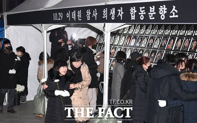 고 이지한 씨 어머니 조은미 씨가 이정미 정의당 대표의 부축을 받으며 헌화를 위해 분향소에 들어서고 있다./이새롬 기자