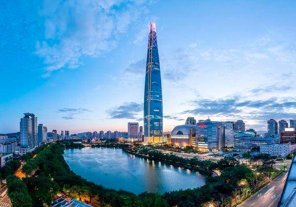 서울 송파구 롯데월드타워·롯데월드몰 전경. 롯데물산 제공