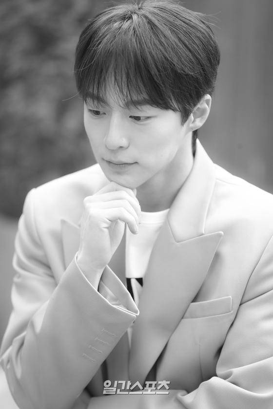 배우 배인혁이 12일 오전 서울 강남구 논현동 한 카페에서 진행된 일간스포츠와 인터뷰에서 포즈를 취하고 있다. 서병수 기자 qudtn@edaily.co.kr /2022.12.12.