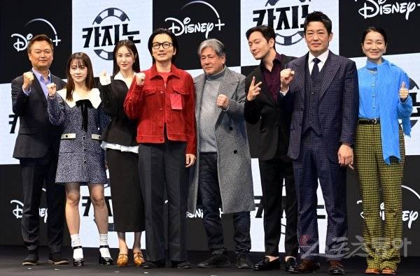 강윤성 감독, 배우 류현경, 손은서, 이동휘, 최민식, 손석구, 허성태, 김주령이 14일 서울 종로구 JW메리어트동대문스퀘어서울에서 열린 디즈니플러스 ‘카지노’ 제작발표회에서 포즈를 취하고 있다. 주현희 기자 teth1147@donga.com