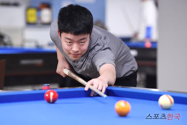 프로당구 선수 김원영이 스포츠한국과의 인터뷰에서 포즈를 취하고 있다. ⓒ이혜영 기자 lhy@hankooki.com