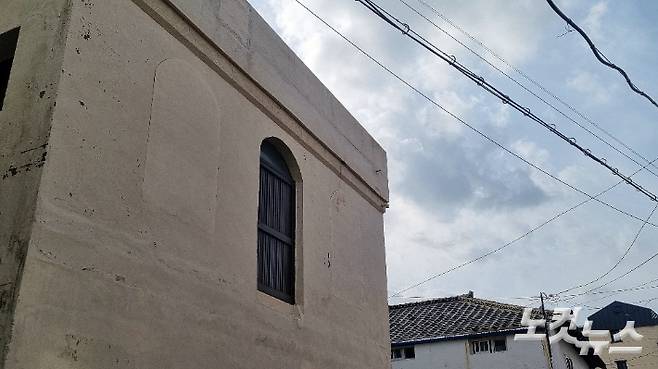 도로 확장 과정에서 건물 일부가 철거된 탐라여관. 고상현 기자