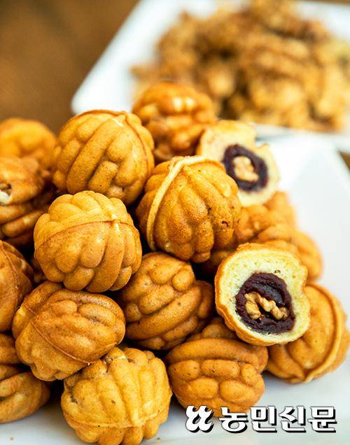 천안시청 안 과자점에서 만든 호두과자. 호두는 물론 밀·팥 모두 천안산이다. 특히 품질 좋은 광덕호두가 4분의 1 이상 들어간다.