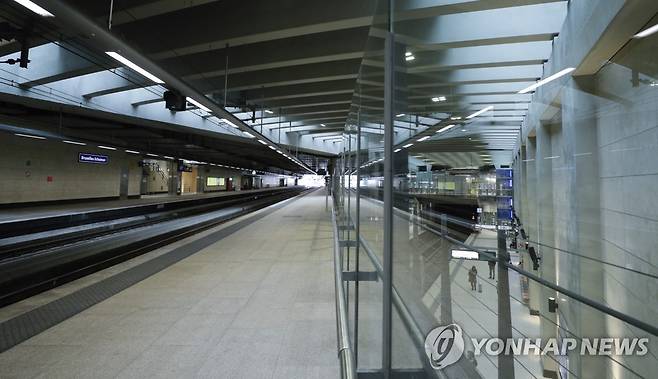 텅 빈 브뤼셀 지하철역 (브뤼셀 EPA=연합뉴스) 16일(현지시간) 유럽연합(EU) 본부가 있는 벨기에 브뤼셀 도심 슈망역사가 텅 빈 모습. 2022.12.16 photo@yna.co.kr