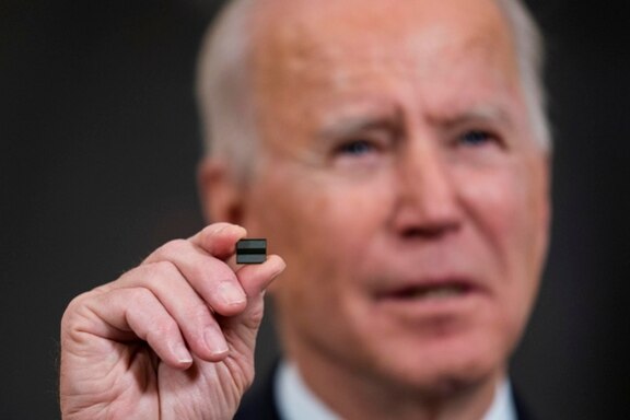 조 바이든 미국 대통령이 24일(현지 시각) 백악관에서 반도체 칩을 들어보이며 중요성을 강조하고 있다.