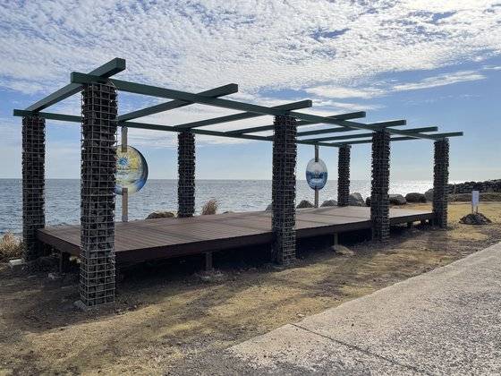 가파도에 설치된 영국 작가 앤디 휴즈(56)의 설치 작품. 주민들이 설치한 쉼터 공간에 자연스럽게 작품을 더했다. 작가는 4개월동안 가파도에서 지내며 발견한 프라스틱 쓰레기를 작품에 끌어왔다. 이은주 기자