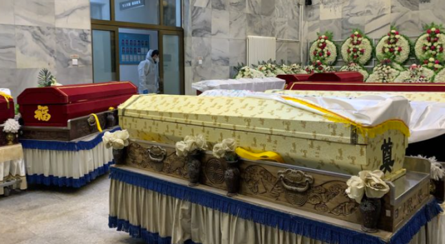 시 당국이 운영하며 코로나19 확진자의 시신을 전문으로 다루도록 지정된 베이징의 한 화장장에 시신을 안치한 관이 줄지어 있다. 월스트리트저널 제공