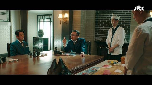 드라마 '재벌집 막내아들'에서 순양그룹 진양철 회장을 맡은 배우 이성민(가운데)이 초밥 안에 든 밥알의 갯수를 이야기하는 연기를 펼치고 있다. 이 초밥 에피소드는 실제 이병철 삼성 창업주와 신라호텔 주방장이 나눈 대화로 유명하다. /JTBC '재벌집 막내아들' 2회 영상 캡처