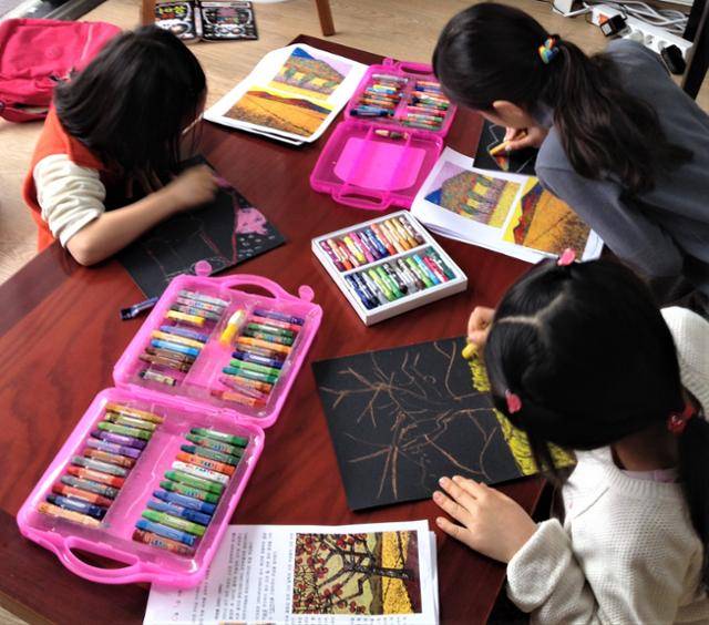 어린이들이 ‘농원의 화가’라 불렸던 이대원 화백의 그림을 사포지에 따라 그리고 있다. 사포지 그림으로는 박수근, 이대원, 빈센트 반 고흐의 작품들이 좋다.