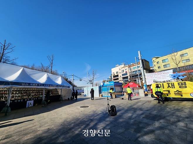20일 서울 용산구 이태원광장에 설치된 이태원참사 희생자 시민분향소(왼쪽) 앞에 집회를 신고한 신자유연대의 차량과 텐트 등이 보인다. 박하얀 기자