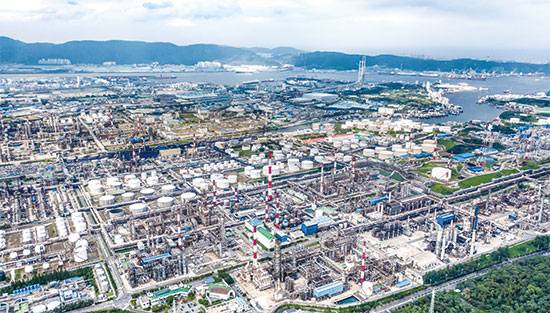 SK지오센트릭은 SLL로 조달한 자금을 울산 콤플렉스(CLX) 리사이클 클러스터 구축에 쓰기로 했다. SK이노베이션 울산 CLX 전경. (SK이노베이션 제공)