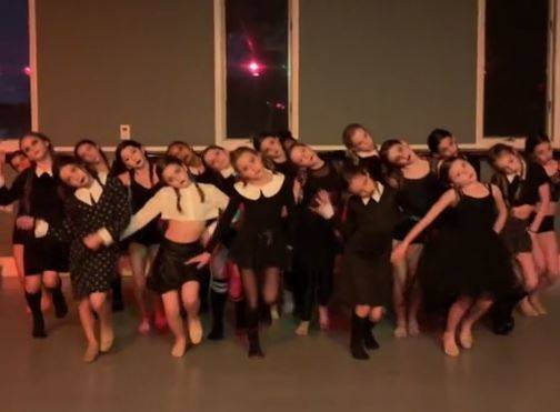 큰 인기를 끌고 있는 넷플릭스 오리지널 8부작 시리즈 ‘웬즈데이’에서 제나 오르테가가 연기한 여주인공 ‘웬즈데이’의 특이한 춤동작 따라하기 열풍이 불고 있다. 출처: 틱톡 @oliviaalboher *재판매 및 DB 금지