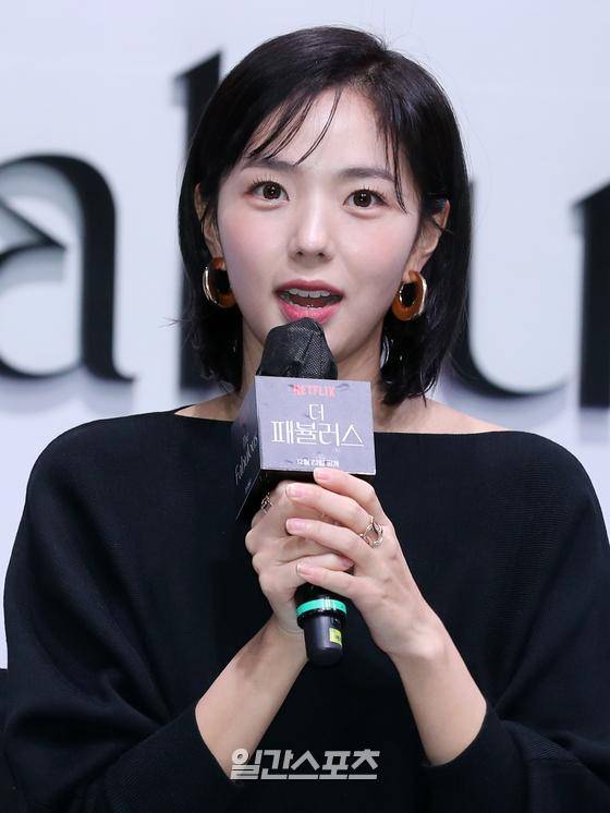 배우 채수빈이 21일 오후 서울 강남구 조선 팰리스 서울 강남에서 진행된 넷플릭스 시리즈 '더 패뷸러스' 제작발표회에 참석해 인사말을 하고 있다. '더 패뷸러스'는 패션(fashion)이라 쓰고 열정(passion)이라 읽는 패션계에 인생을 바친 청춘들의 꿈과 사랑, 우정을 그린 하이퍼리얼리즘 로맨스다. 오는 23일 공개된다. 서병수 기자 qudtn@edaily.co.kr /2022.12.21.