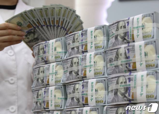 서울 중구 하나은행 위변조대응센터에서 직원이 달러 지폐를 점검하고 있다/사진=뉴스1