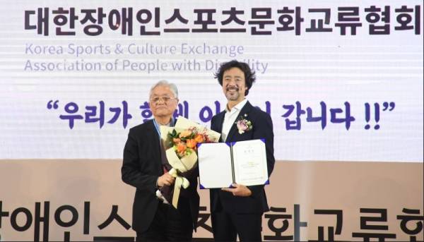 대한장애인스포츠문화교류협회(회장 류시문)는 지난 20일 경기도 고양시 일산 킨텍스에서 류시문 회장, 권용순 상임부회장, 염경훈 사무총장, 회원 등 200여명이 모여 공식 출범식을 개최했다. 류시문 회장이 대한장애인스포츠문화교류협회의 공식 출범을 알리고 있다. 협회 홍보대사로 김홍표 배우(우측)를 위촉했다. 사진|알파데일리 김현재, 유상철 기자 제공