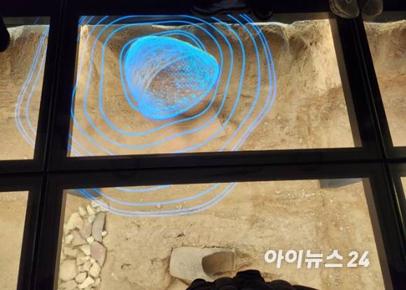 유물 위에 투명 OLED를 오버레이해 복원됐을 때 유물이 구현된 모습.