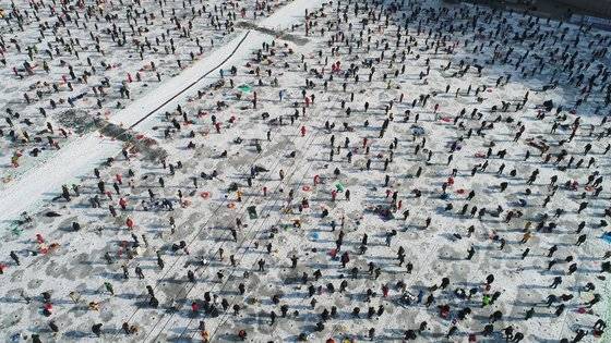 CNN이 '겨울 7대 불가사의'로 꼽은 화천 산천어축제가 3년 만에 돌아온다. 얼음낚시를 비롯해 다채로운 체험을 할 수 있다. 연합뉴스