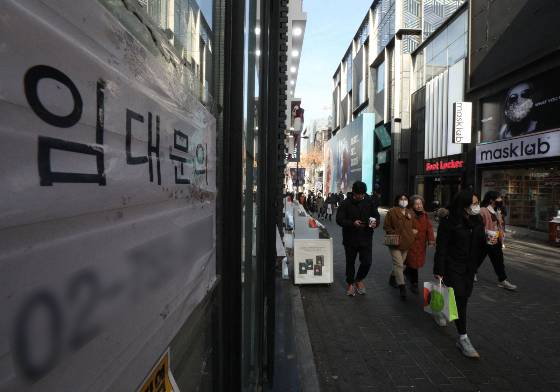 서울시가 지난 21일 상가임대차 기간, 권리금 회수 및 임대료 조정 등 임대차 과정에서 임대인과 임차인이 알아야 할 핵심 내용과 자주 발생하는 분쟁유형을 담은 ‘2023년 상가임대차 상담사례집’을 발간했다./사진=뉴시스