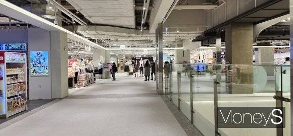 아이파크몰 고척점 개장 첫날 오전 10시쯤 C동 2층 내부 전경./사진=조승예 기자