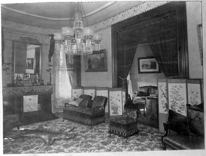 구한말 주미대한제국공사관 정당 공간의 모습. 왼쪽에 강진희의 <승일반송도>와 비슷한 느낌의 소나무 그림이 붙어있어 눈길을 끈다. 독립기념관 제공