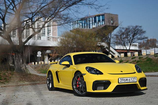 포르쉐 718 카이맨 GT4