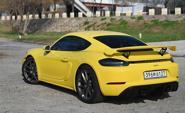 포르쉐 718 카이맨 GT4