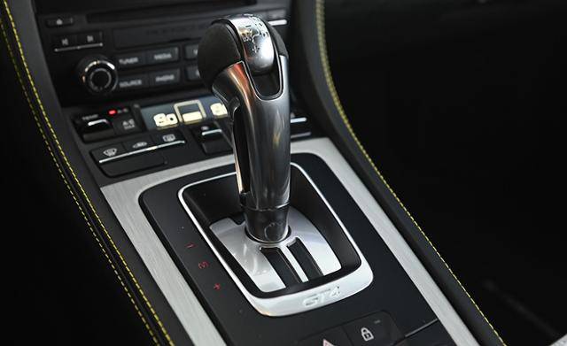 포르쉐 718 카이맨 GT4