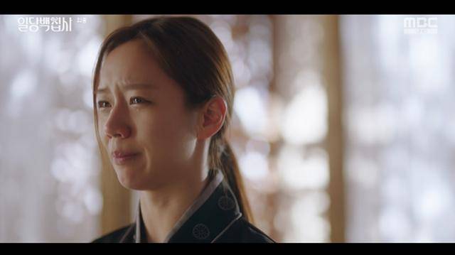 '일당백집사'가 '용두사미'라는 말이 어울리는 이야기로 시선을 모았다. 주인공 아빠가 갑자기 죽는 전개는 시청자들을 혼란스럽게 했다. MBC 캡처