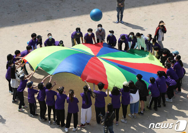 지난 5월2일 서울 서대문구 금화초등학교에서 학생들이 체육대회를 하는 모습.  (뉴스1DB) ⓒ News1 신웅수 기자
