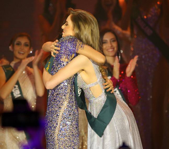 미스 어스에 당선된 최미나수가 마지막까지 경합을 벌인 호주의 쉐리던 모틀락의 축하를 받고 있다. 사진 | 최미나수 SNS
